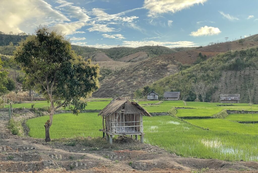 Paysage rural de KonTum, rizières et maisons traditionnelles des hauts plateaux du Vietnam
