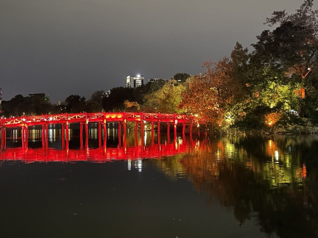 Lac de l'épée restituée, pont The Huc illuminé la nuit à Hanoï, Vietnam
