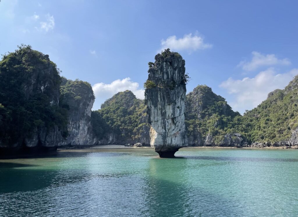 Rochers karstiques dans la Baie de Lan Ha, Vietnam