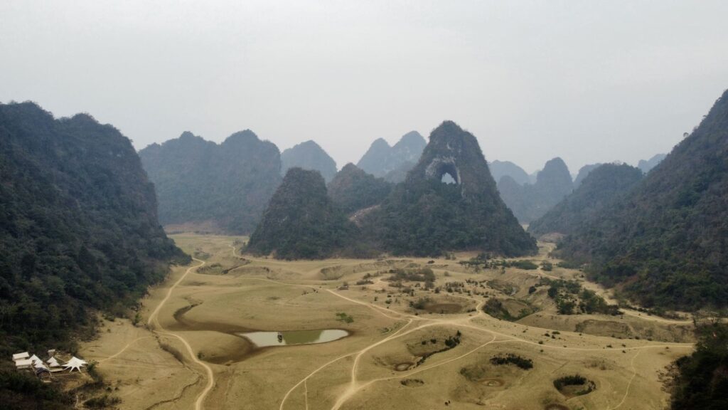 Vue aérienne de la montagne percée de Cao Bang, Vietnam