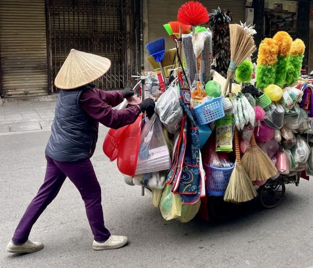 Hanoi, le Vieux quartier, marchande ambulante