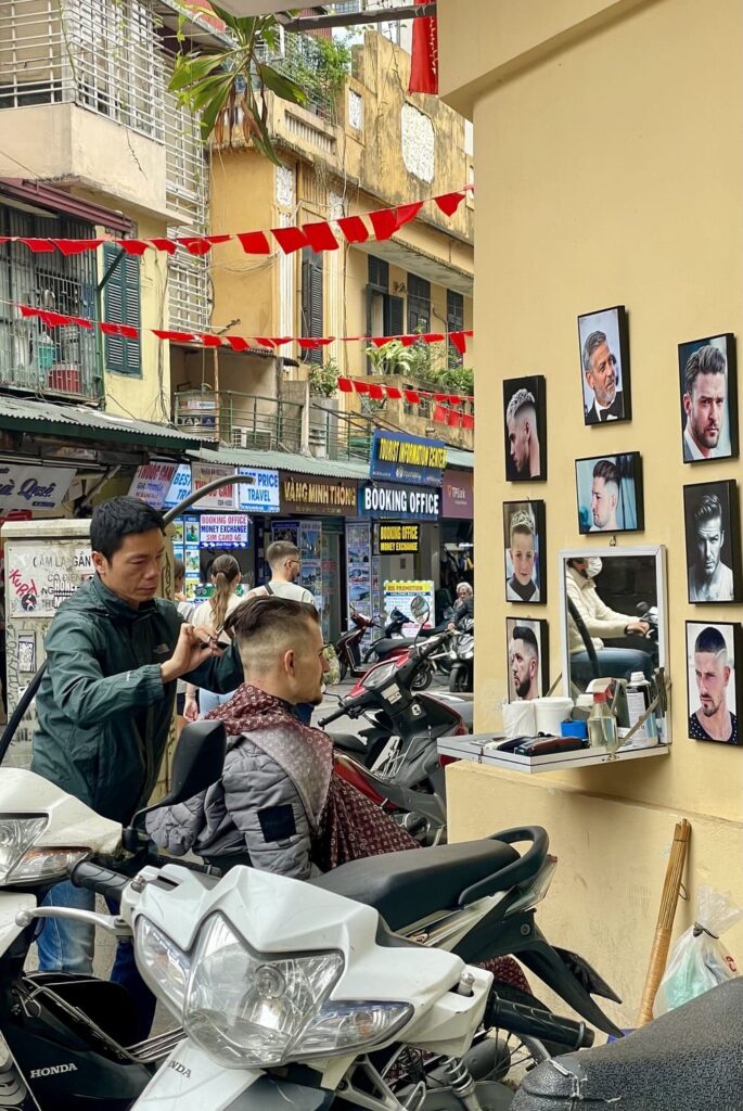 Hanoï, coiffeur de rue typique