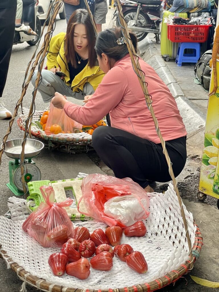 Hanoi, marchande de légumes dans la rue