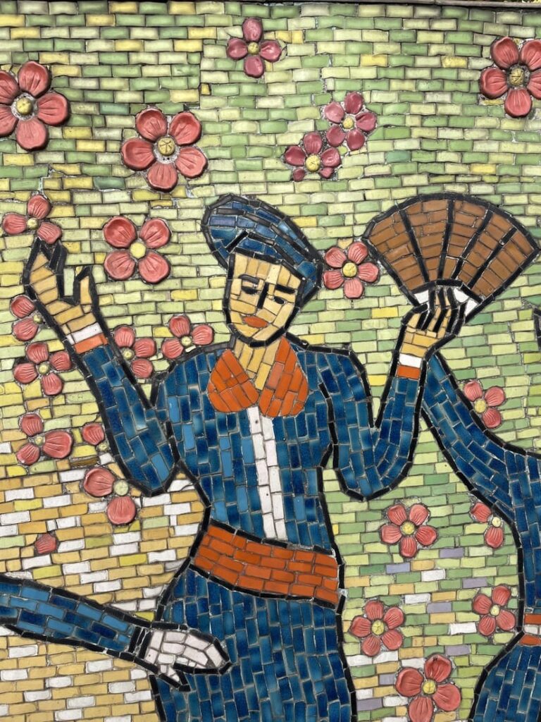 La route de la céramique, détail d'une fresque, femme à l'éventail