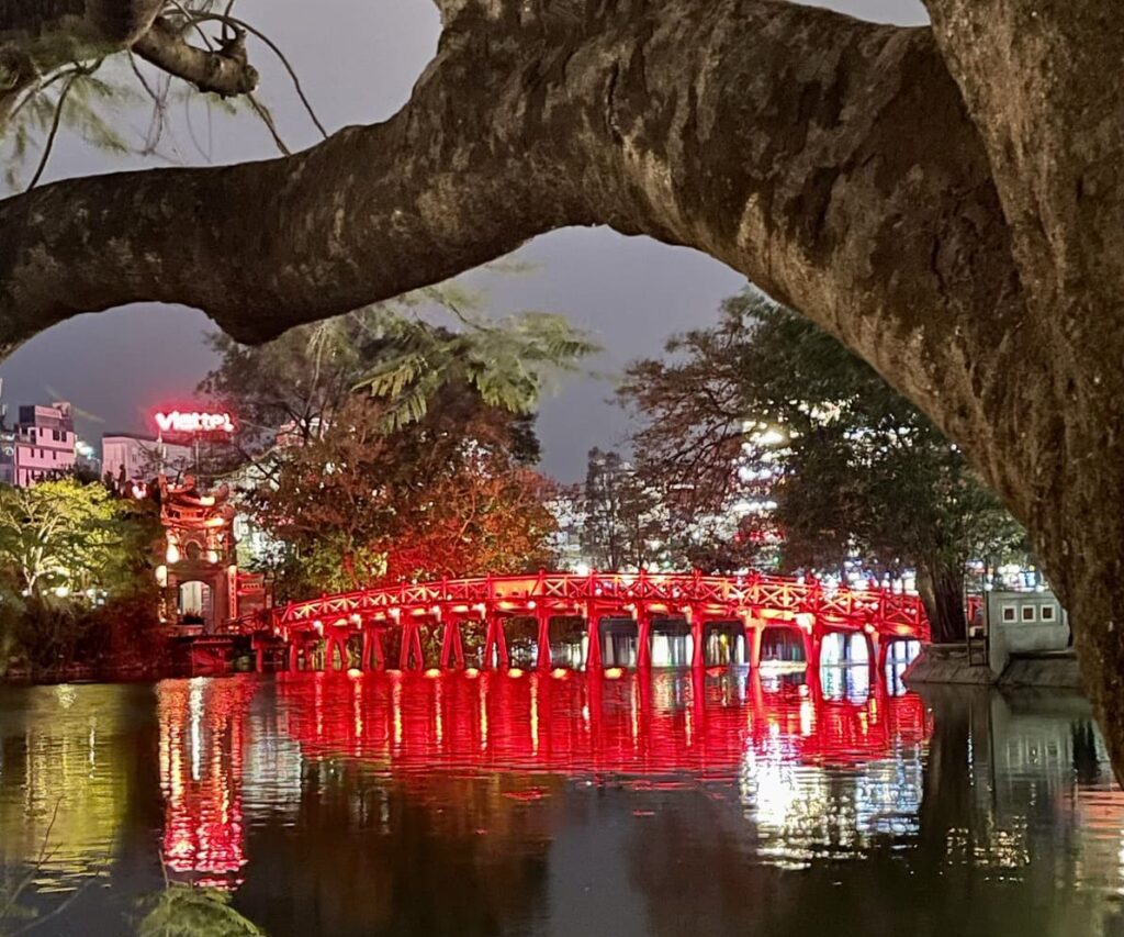 Le Pont Rouge au lac de l'épée restituée Hanoï, Guide pratique Hanoï