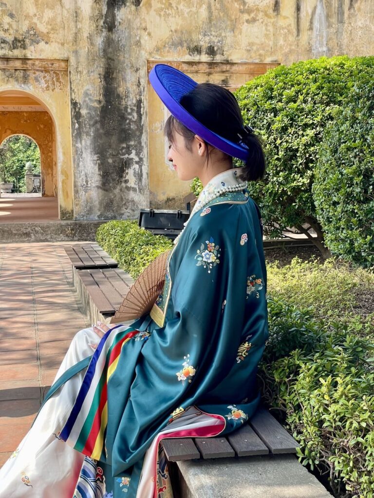 Vietnamienne en habit traditionnel à la Cité Impériale Thang Long de Hanoï
