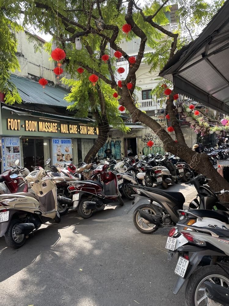 Hanoï, scooters garés à la vietnamienne