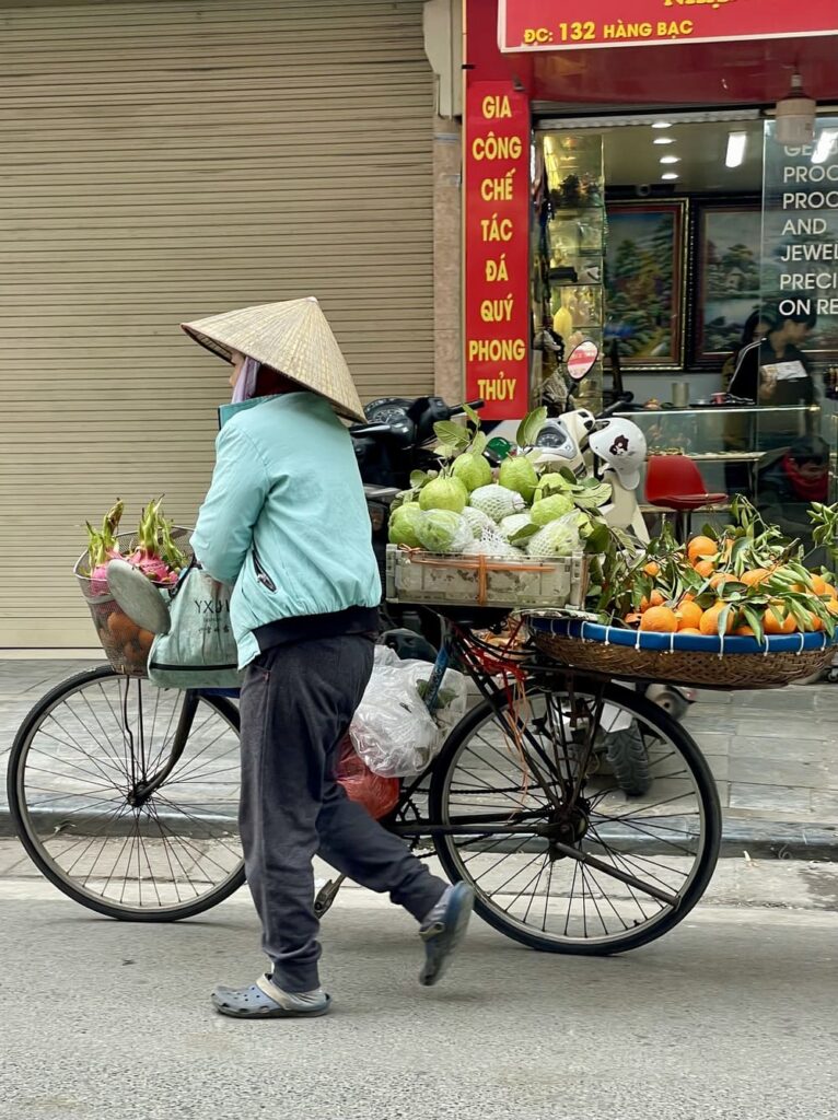Hanoï, marchande ambulante dans la rue