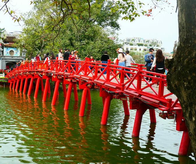 Le pont rouge menant au temple de Jade