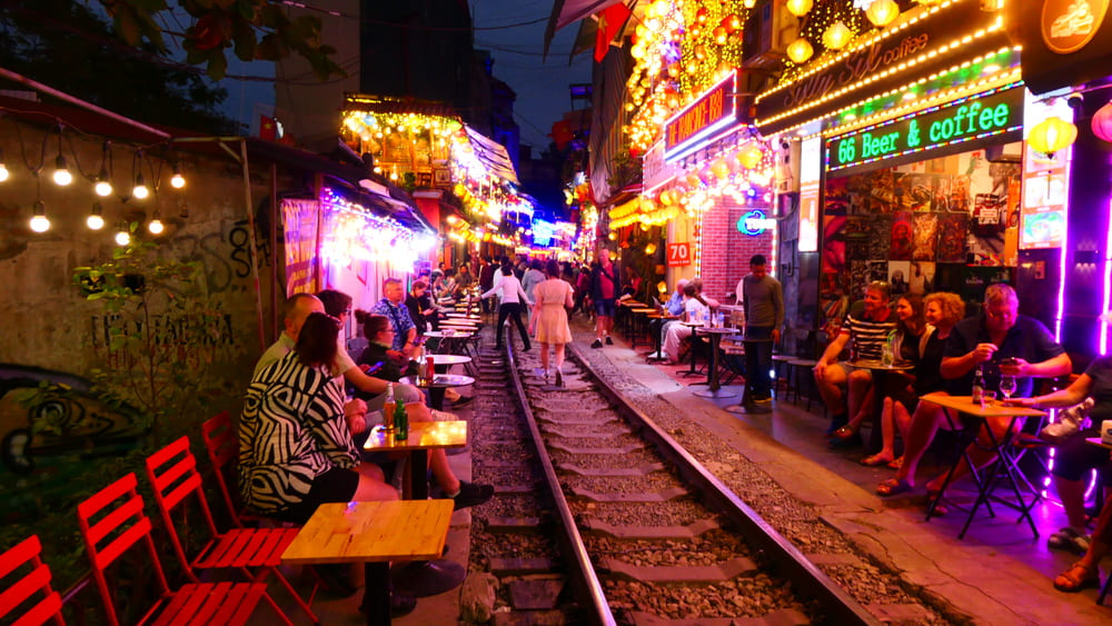 La rue du train à Hanoï de nuit