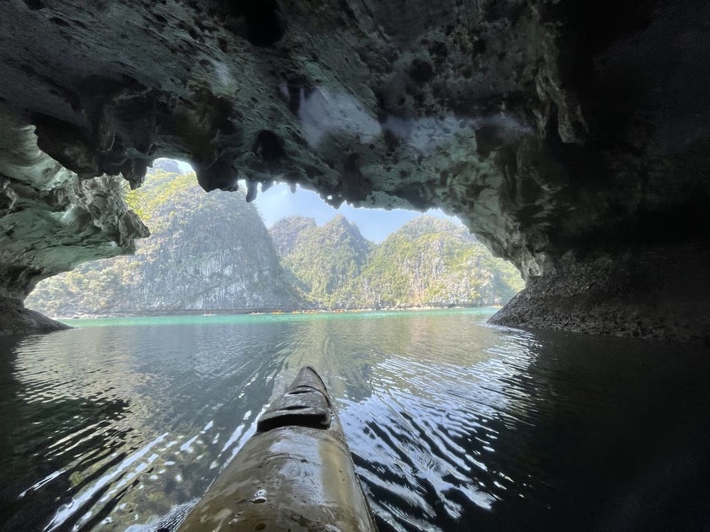 Explorer la baie de Lan Ha, passage en kayak sous la montagne