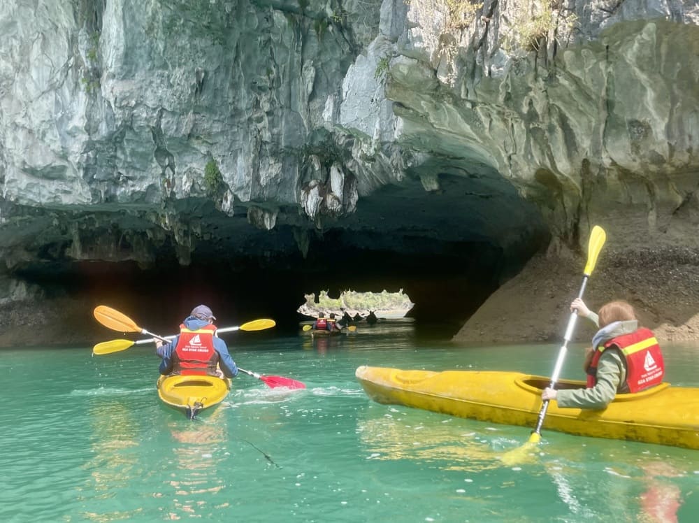 Explorer la baie de Lan Ha, kayak sous la montagne