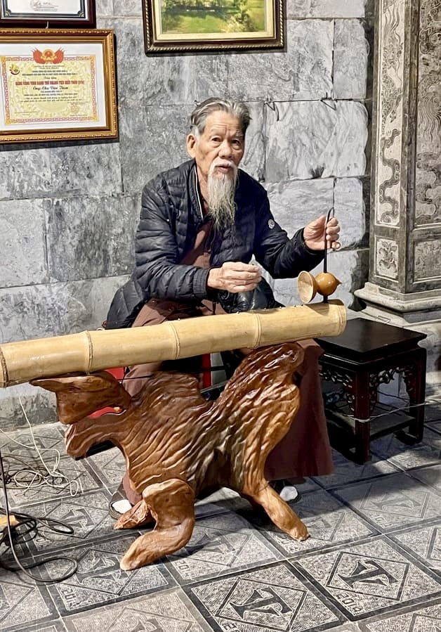 Temple de Thai Vi, musicien traditionnel