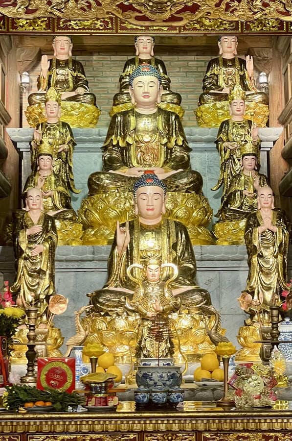 Balade en barque à Trang An, arrêt à un temple