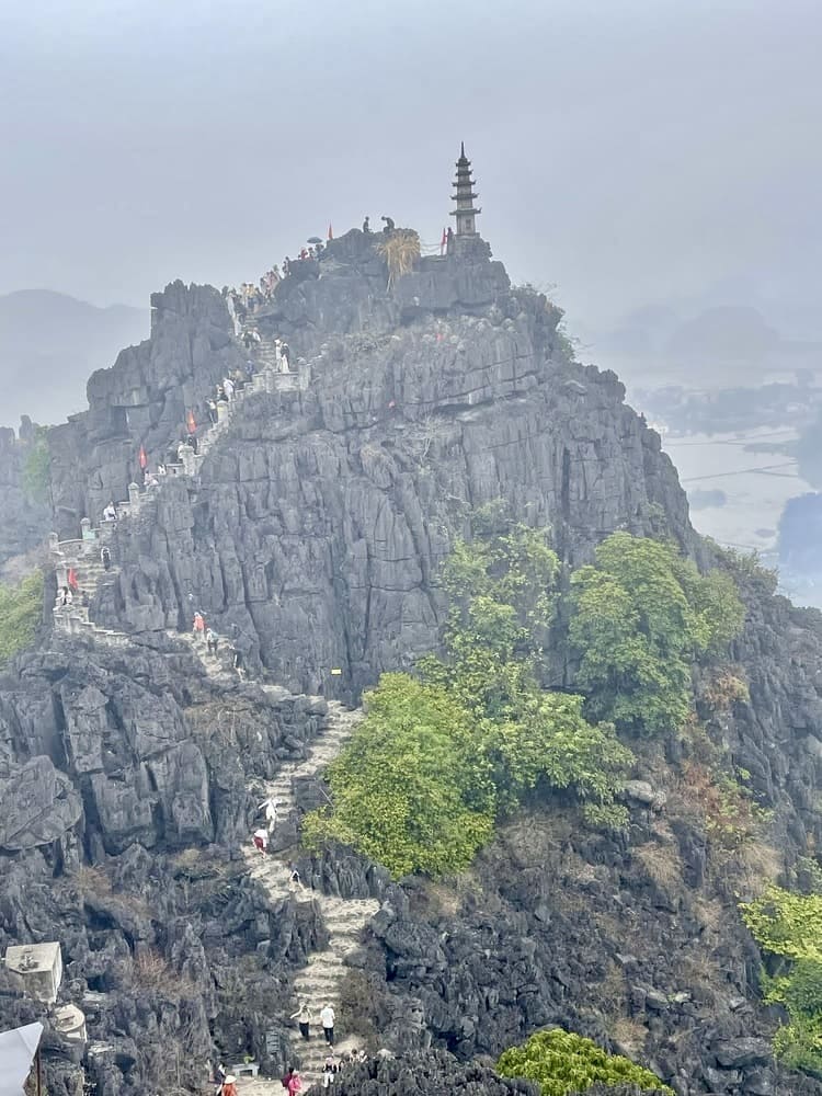 Montée au belvédère de Hang Mua
