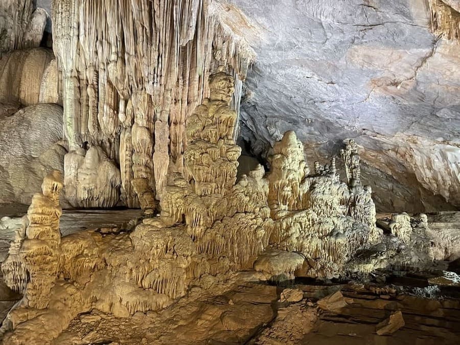 Paradise Cave stalagmites et stalactites
