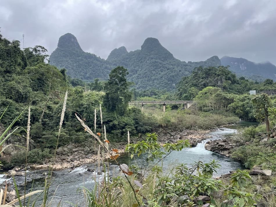 Boucle de Phong Nha, rivière et montagnes karstiques