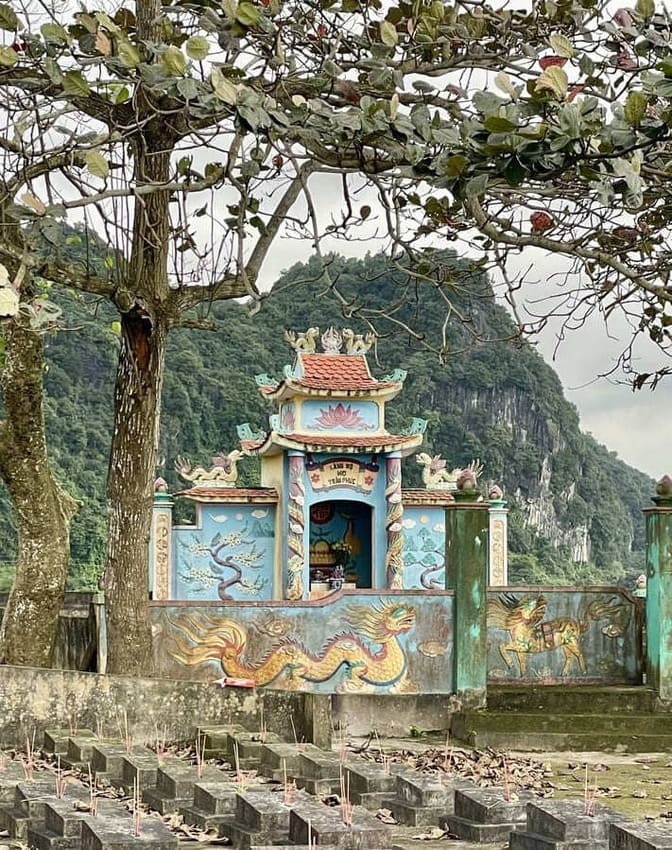 Phong Nha, tombes traditionnelles