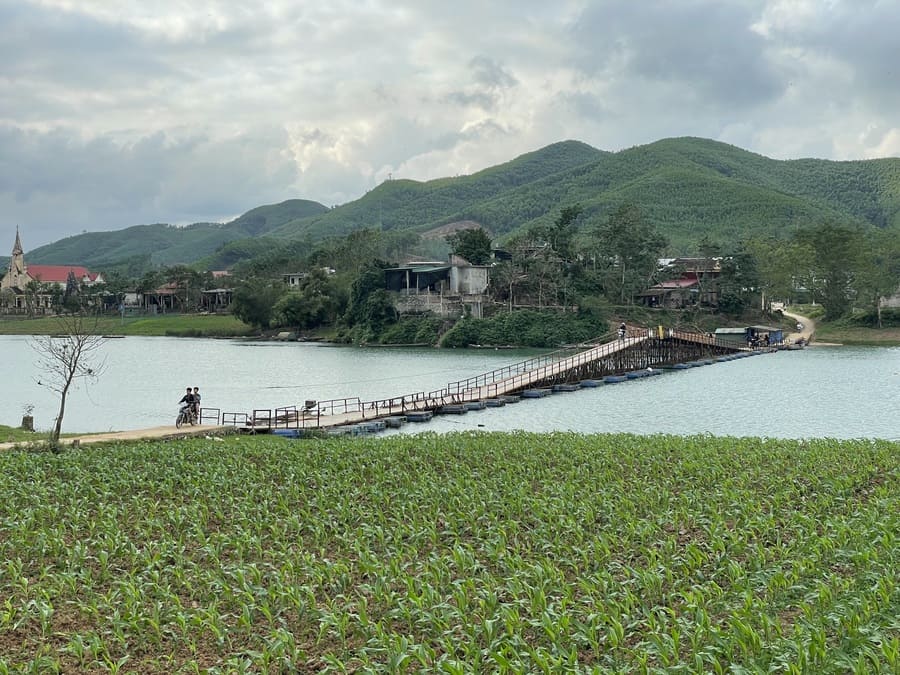 Phong Nha, traversée de la rivière Son sur un pont flottant