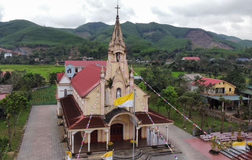 Phong Nha, Eglise près des rizières