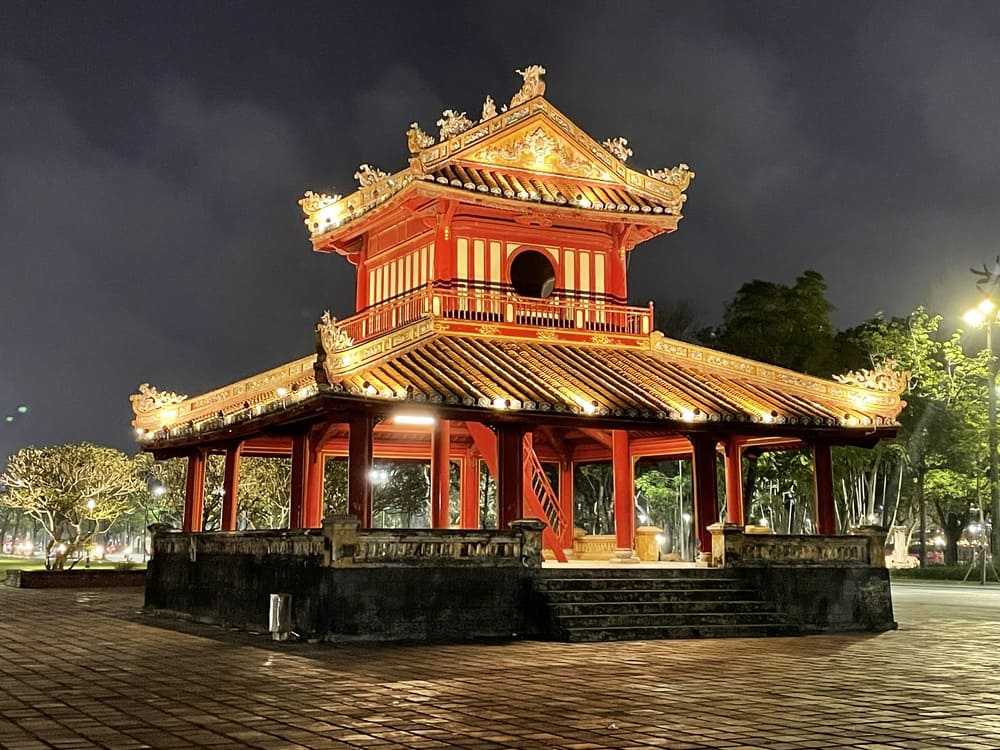 Hué de nuit, promenade le long de la rivière des Parfums