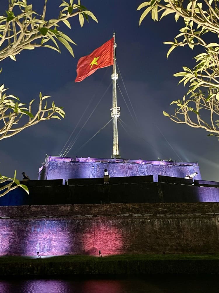 Hué de nuit, promenade le long de la rivière des Parfums