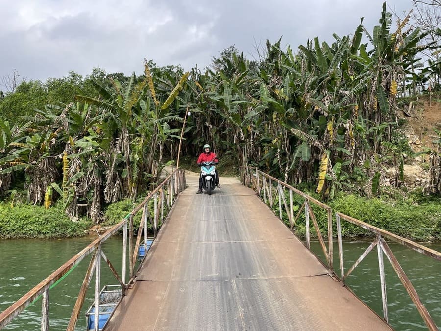 Pont flottant à péage pour les 2 roues dans les environs de Hué