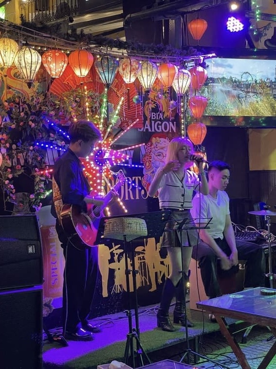 chanteurs au Night Market de Hoi An