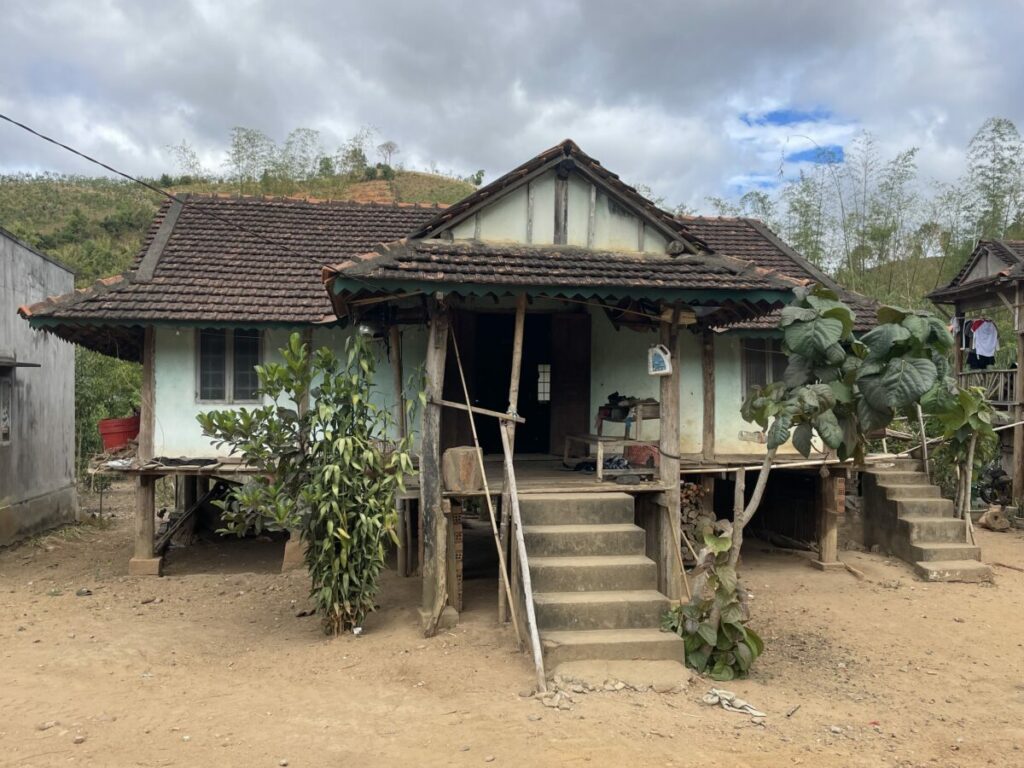 village de Kon K'tu, maison sur pilotis