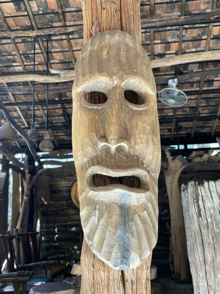 Eva café Kon Tum, sculpture