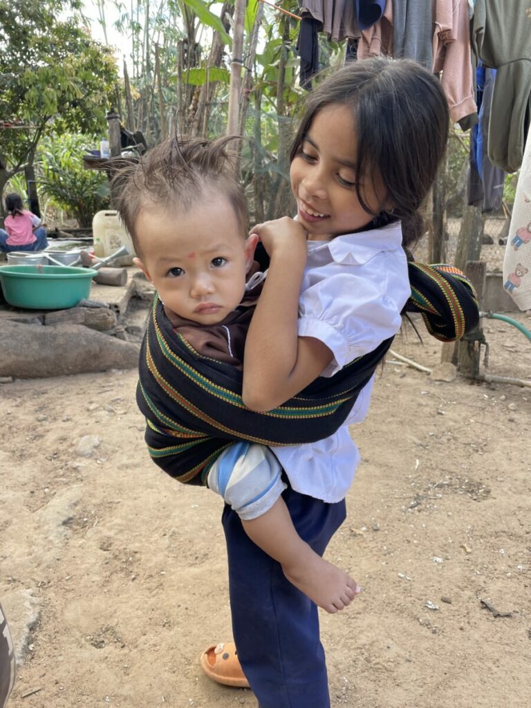 enfants montagnards dans les hauts plateaux du centre du Vietnam