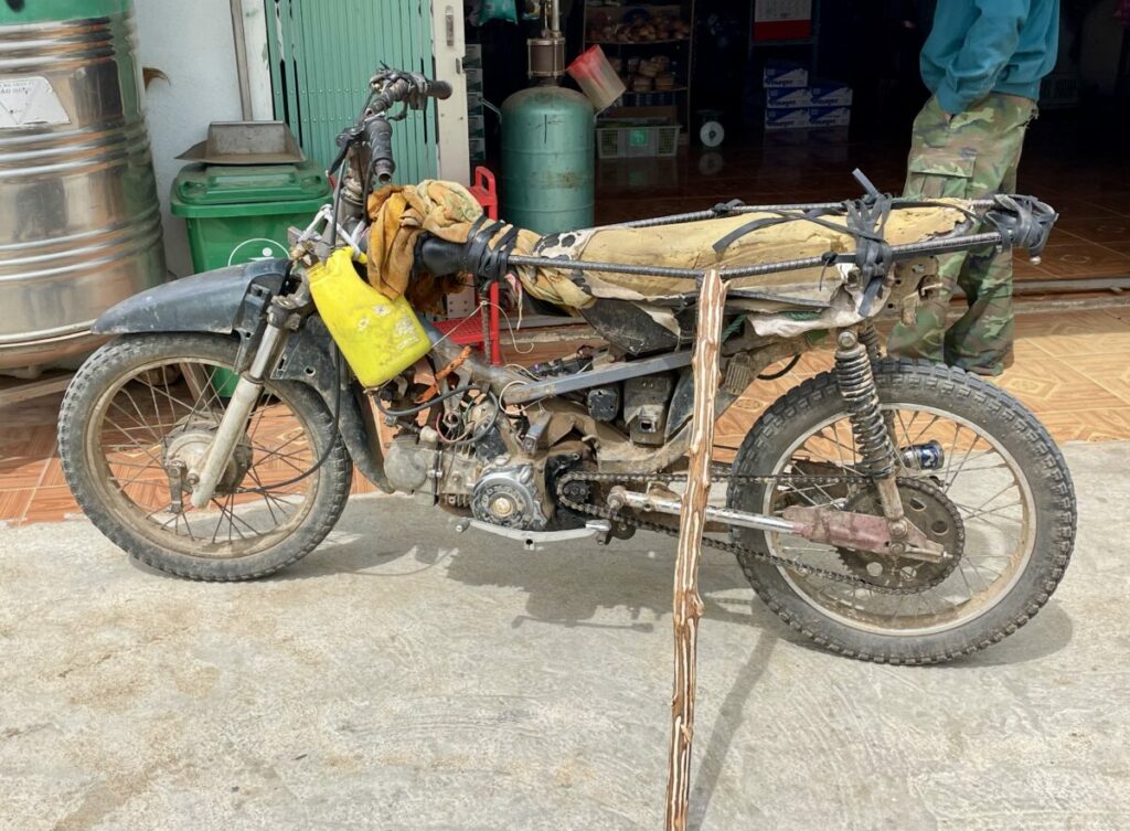 Moto Vietnamienne, bricolée avec ingéniosité et les moyens du bord !