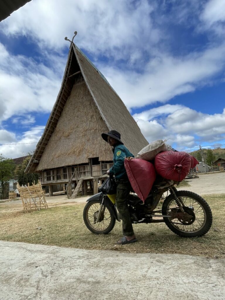 Moto Man chargé pour transporter tout le matériel vers les villages isolés