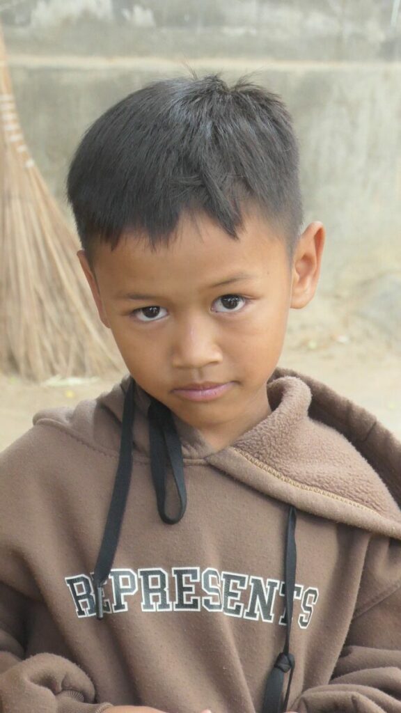 enfant montagnard dans les hauts plateaux du centre du Vietnam
