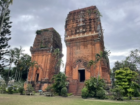 Tours jumelles Quy Nhon, Thap Dôi 